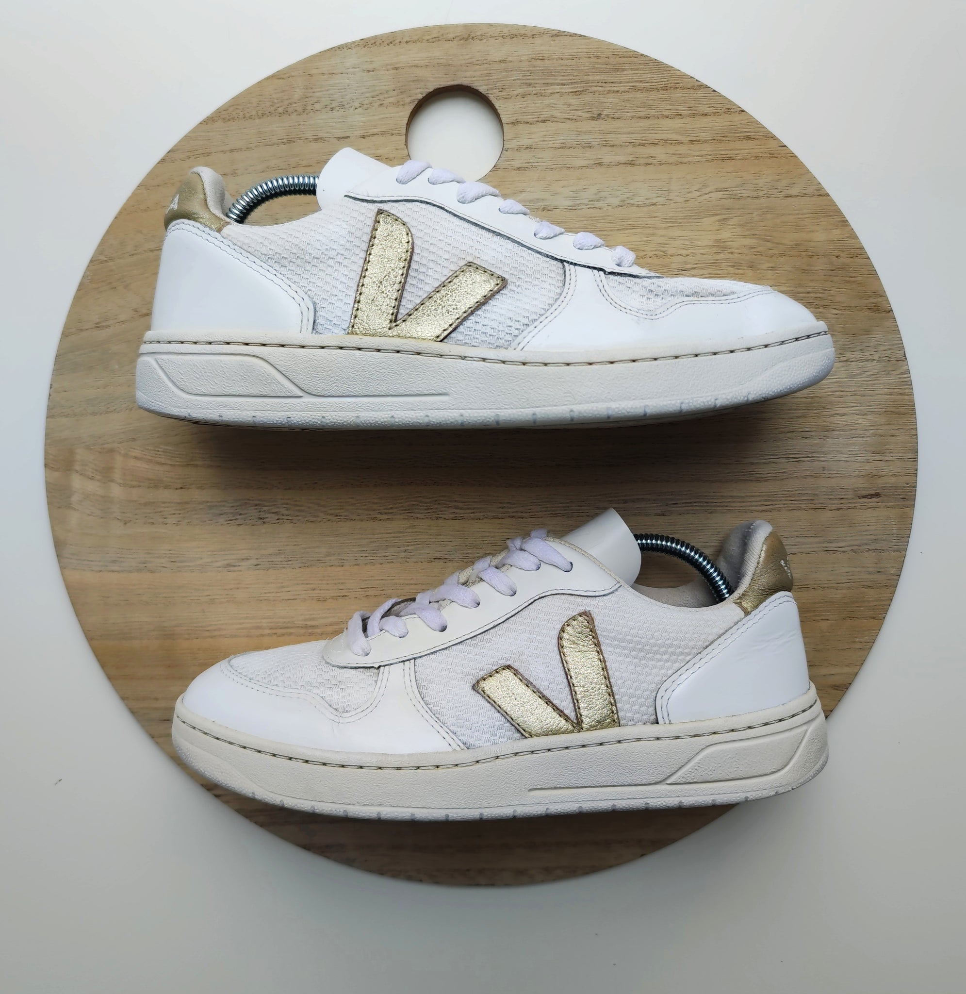 Veja V-10 White/Gold T.38