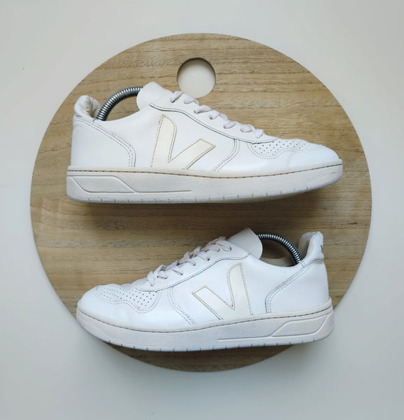 Veja V-10 White T.39