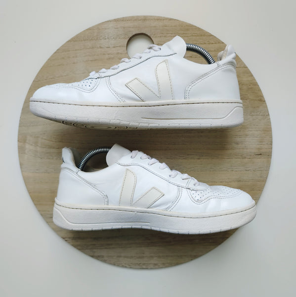 Veja V-10 White T.39