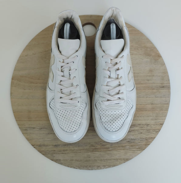 Veja V-10 White T.39