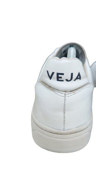 Veja V-10 White T.39